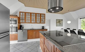 Frigorífico, microondas, placa de cocina y lavavajillas