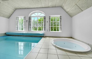 Una piscina cubierta