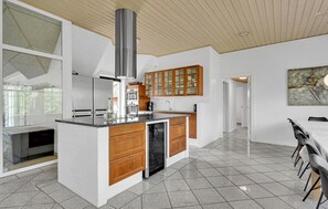 Réfrigérateur, micro-ondes, plaque de cuisson, lave-vaisselle