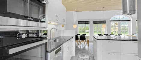 Fridge, dishwasher, coffee/tea maker