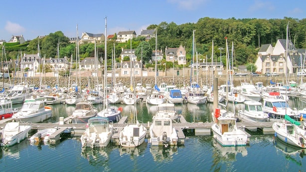 A marina with numerous boats docked, surrounded by houses and greenery. - Stunning home in Pleudaniel (Pleudaniel)