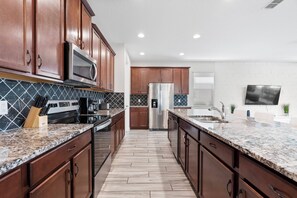 Microondas, parrilla de estufa, lavavajillas y cafetera y tetera 