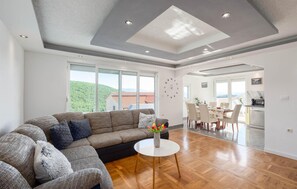 TV, table tennis - Awesome home in Ruda with WiFi (Ruda)