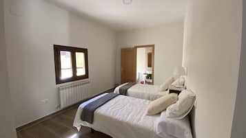 5 bedrooms, soundproofing, iron/ironing board, WiFi