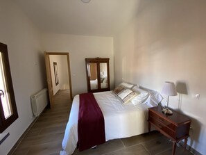 5 bedrooms, soundproofing, iron/ironing board, WiFi