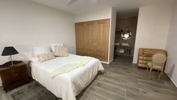 5 slaapkamers, geluiddichte muren, een strijkplank/strijkijzer, wifi