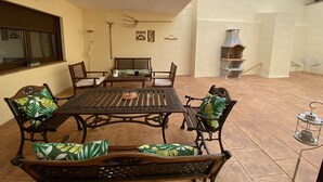A patio with a table and chairs, a grill, and a window. - RURAL HOUSE TOLEDO/MADRID (Borox)