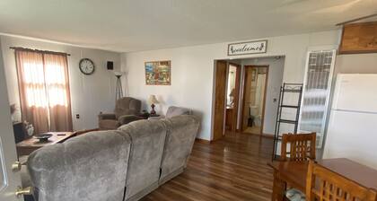 Cozy house/attached garage close to Lucas Oil Race Track and Pomme De Terre Lake