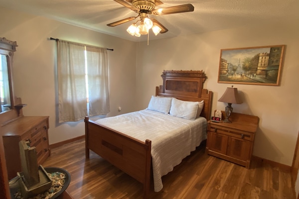 2 bedrooms, iron/ironing board, free WiFi, bed sheets