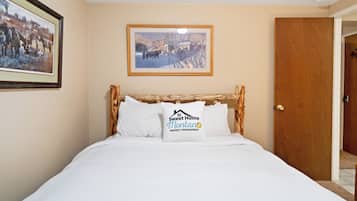 Townhome | 4 bedrooms, premium bedding, down duvets, free WiFi