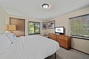 Townhome | 4 bedrooms, premium bedding, down comforters, free WiFi - Trapper 8 (West Yellowstone)