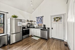 Private kitchen - Backwoods Bungalow (Horse Shoe)
