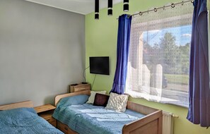 1 bedroom, travel cot