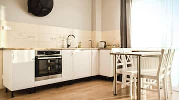 Refrigerador, horno, parrilla de estufa y cafetera y tetera