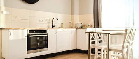 Fridge, oven, stovetop, coffee/tea maker
