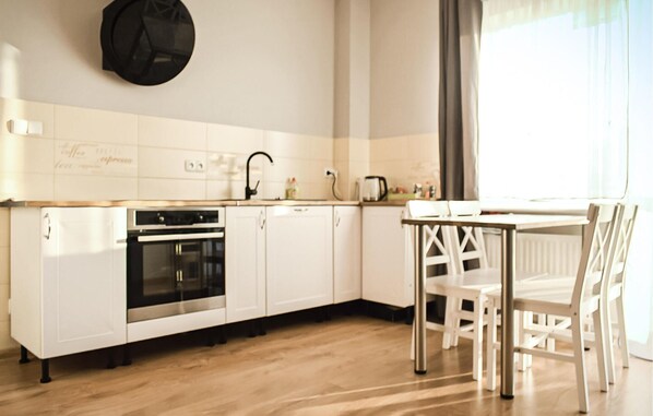 Fridge, oven, stovetop, coffee/tea maker