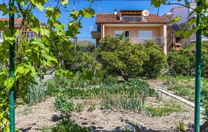 Property grounds - 2 bedroom cozy apartment in Trogir (Trogir)