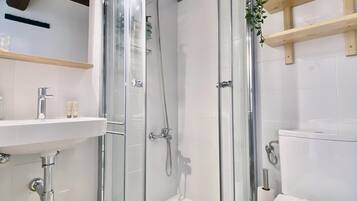 Regadera, amenidades de baño gratuitas, secadora de cabello, toallas
