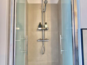 Dusche, Haartrockner, Handtücher