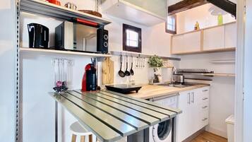 Réfrigérateur, micro-ondes, cafetiÚre/bouilloire, grille-pain