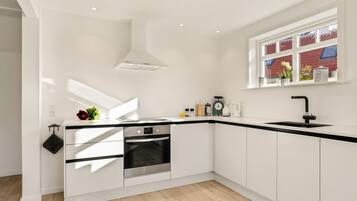 Køleskab, opvaskemaskine, kaffe-/temaskine