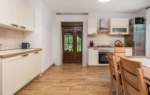 Fridge, oven, stovetop, dishwasher - 4 bedroom amazing home in Otocac (Otocac)