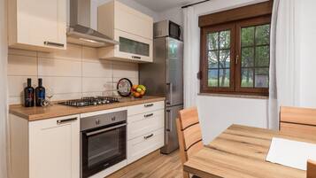 Jääkaappi, uuni, liesi, astianpesukone