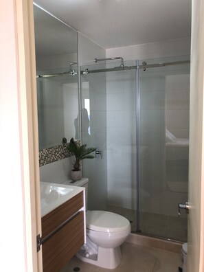 Shower, hair dryer, towels, soap - Moderno depa con piscina, gimnasio y cooworking (Surquillo)