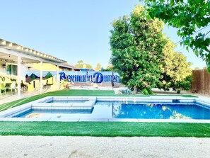 Una piscina al aire libre, una piscina climatizada