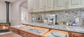 Cheerful Mt. Si Cottage with AC and Fireplace!
