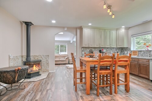 Cheerful Mt. Si Cottage with AC and Fireplace!