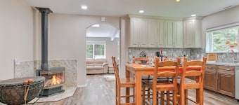 Cheerful Mt. Si Cottage with AC and Fireplace!