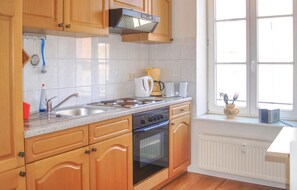 Kühlschrank, Herdplatte, Wasserkocher mit Kaffee-/Teezubehör