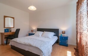 2 bedrooms, travel crib, free WiFi, bed sheets