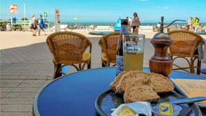 Une table avec une bouteille de Blanche de Narmer, des tranches de pain, du beurre et un salier.