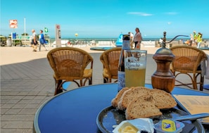 Outdoor dining - Beautiful apartment in Oostende (Oostende)
