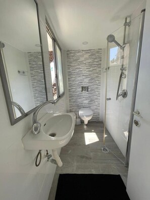 Shower, hair dryer, towels, toilet paper - Lovely apartment in the heart of Tel-Aviv Jaffa!!! (TEL-AVIV)