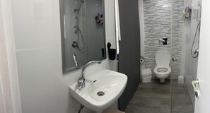 Regadera, secadora de cabello, toallas, papel de baño 