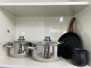 Refrigerador, microondas, parrilla de estufa y utensilios de cocina 