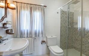 Shower - 4 bedroom beach front home in Raxo (Raxo)