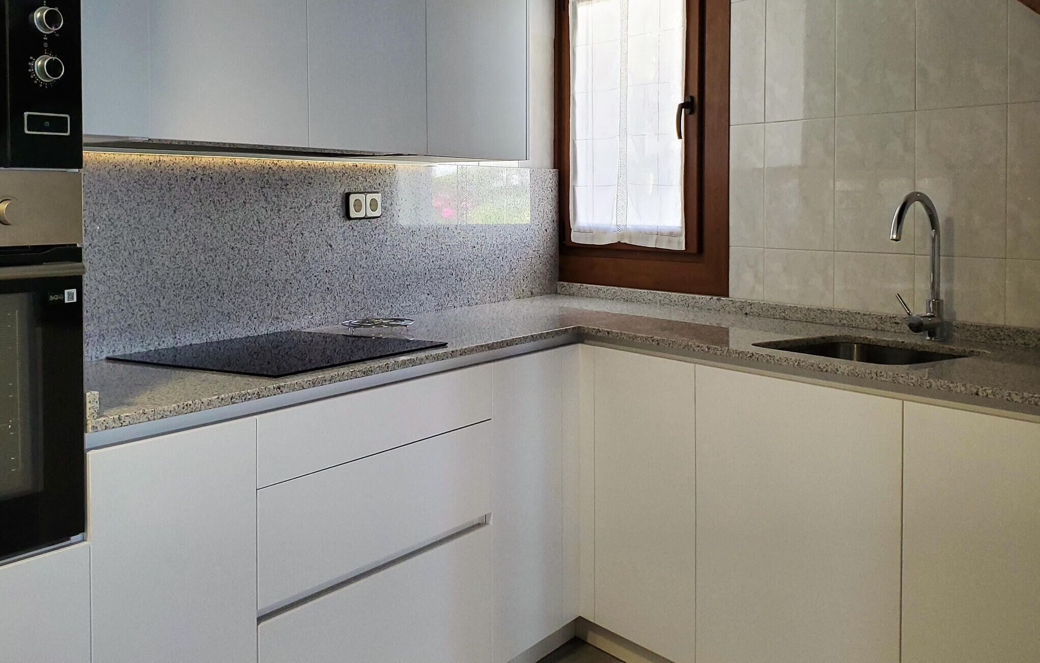 Frigorifero, forno, piano cottura, lavastoviglie