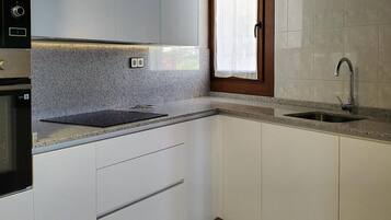 Kühlschrank, Ofen, Herdplatte, Geschirrspüler