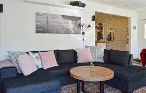 Smart TV, fireplace, stereo