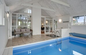 Una piscina cubierta