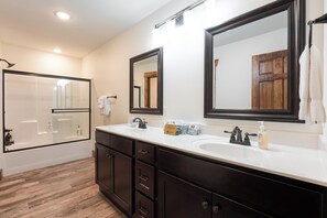 Combined shower/bathtub, hair dryer, towels - 3BR WALK-IN ~ Near SDC ~ Game Room ~ 2 Pools ~ FREE TICKETS INCLUDED! (RR93A) (Branson)