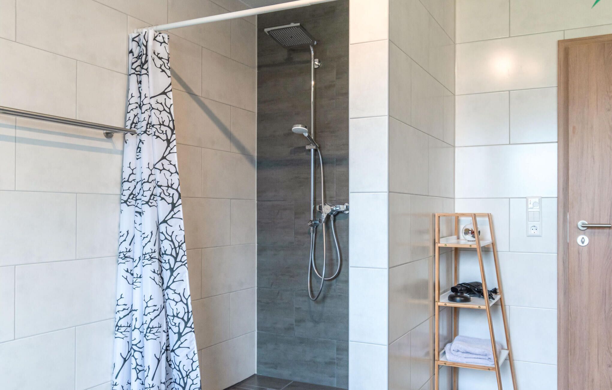 Combined shower/bathtub