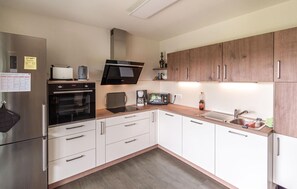 Kühlschrank, Mikrowelle, Herdplatte, Geschirrspüler