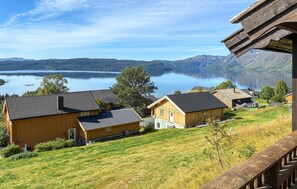 A lakeside cabin with a view of a calm lake and mountains in the distance. - 2 bedroom stunning home in Rauland (Rauland)