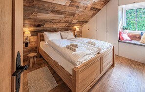 3 bedrooms, travel cot, free WiFi, bed sheets