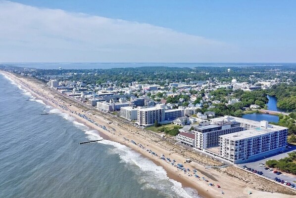 Una playa cerca, sillas reclinables de playa